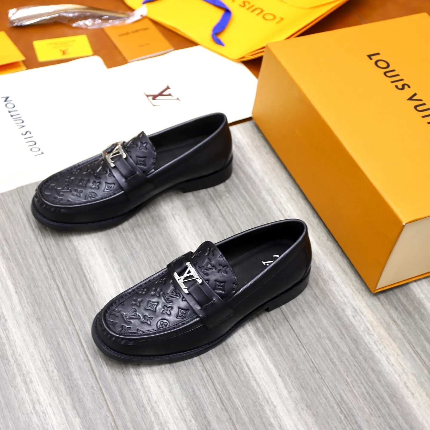Men's Men's Shoes💰💰920LV Louis Vuitton Slip-on Loafers, top quality products from Guangzhou, ready for sale! This LV Glove loafer is made of selected soft cowhide, with a slightly wrinkled leather surface and a very high-end texture. Each pair is unique. The leather surface is light and soft, with a fine texture and good luster. It is a classic loafer style, with exquisite handmade mark stitching on the toe, and a square toe configuration to highlight the classic style. The horizontal band has hot-printed LV three-dimensional letters, semi-solid handcrafts and a genuine leather outsole, and a rubber patch on the heel to create wear-resistant performance and comfort. One of the must-have loafers for men! Comes with full original packaging! Code number: 38-39-40-41-42-43-44 (38, 45, 46 customized) standard leather shoe code